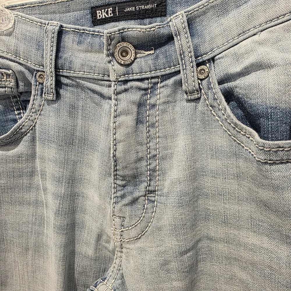 BKE Jake Mens Jeans Buckle 30x32 Light Wash Straight Leg Premium Embroidered